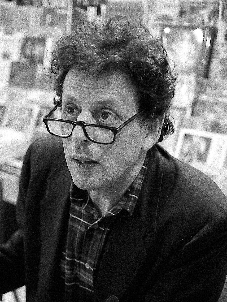 Philip_Glass_in_Florence,_Italy_-_1993_(cropped)